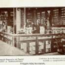 ΦΑΡΜΑΚΕΙΟΝ ΠΑΝΟΥ Α. ΜΑΡΙΝΟΠΟΥΛΟΥ Το εσωτερικόν Φαρμακείου και Χημείου Πατησίων 2 & Πανεπιστημίου 66 Έτος ιδρύσεως καταστήματος: 1915 Χαυτεία. Αθήνα Από το λεύκωμα "ΑΘΗΝΑΙ" που εκδόθηκε το 1925 Αρχείο Liza Koutsaplis ©