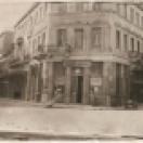 Εμπορικός Σύλλογος Αθηνών. Στο ισόγειο το φαρμακείο του Εμμανουήλ Παπασταύρου. Μητροπόλεως 52 & Ευαγγελιστρίας 1 (1940 's) Ευχαριστούμε την Liza Koutsaplis © για το πολύτιμο αυτό δώρο, από το προσωπικό της αρχείο. Επίσης η φωτογραφία αυτή είναι ιδιαίτερα σημαντική γιατί έχει αποτυπώσει μερικα από τα κτίρια που υπήρχαν στην Ευαγγελιστρίας την δεκαετία του 1940.