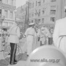 Εμπορικός Σύλλογος Αθηνών. Στο ισόγειο το φαρμακείο του Εμμανουήλ Παπασταύρου. Μητροπόλεως 52 & Ευαγγελιστρίας 1 1954 Επίσκεψη του αυτοκράτορα της Αιθιοπίας, Χαϊλέ Σελασιέ. Ο αυτοκράτορας και ο Παύλος Α' φτάνουν στη Μητρόπολη, όπου τους υποδέχεται ο στρατηγός Αλέξανδρος Παπάγος. Φωτογράφος: Πατσαβός, Αντώνιος (Φωτορεπορτάζ ΜΙΝΙΟΝ) ΑΡΧΕΙΟ ΕΛΙΑ 03.11.011.11
