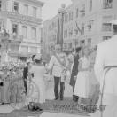 Εμπορικός Σύλλογος Αθηνών. Στο ισόγειο το φαρμακείο του Εμμανουήλ Παπασταύρου. Μητροπόλεως 52 & Ευαγγελιστρίας 1 1954 Με τη λευκή στολή ο στρατάρχης Παπάγος και το ξανθό κορίτσι η πριγκίπισσα Σοφία. Επίσκεψη του αυτοκράτορα της Αιθιοπίας, Χαϊλέ Σελασιέ. Επίσημοι στη Μητρόπολη. Φωτογράφος: Πατσαβός, Αντώνιος (Φωτορεπορτάζ ΜΙΝΙΟΝ) ΑΡΧΕΙΟ ΕΛΙΑ 03.11.011.39